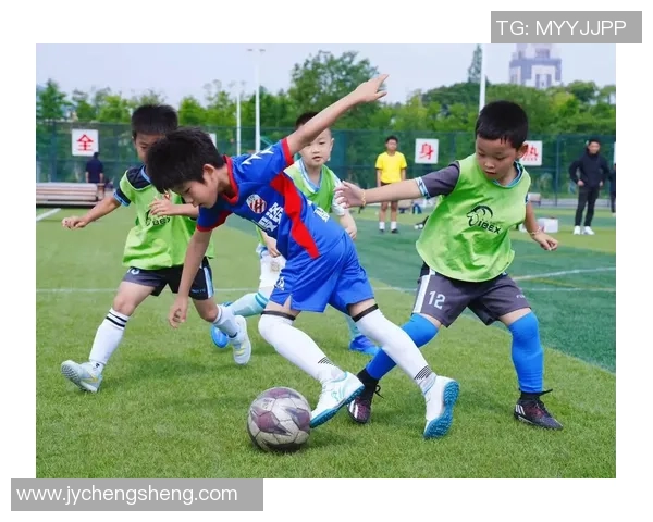 从贫民窟到绿茵场传奇 足球球星的成长故事与奋斗历程