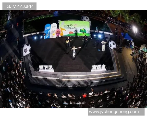 当足球粉丝沉浸式假装球星演绎赛场荣耀瞬间